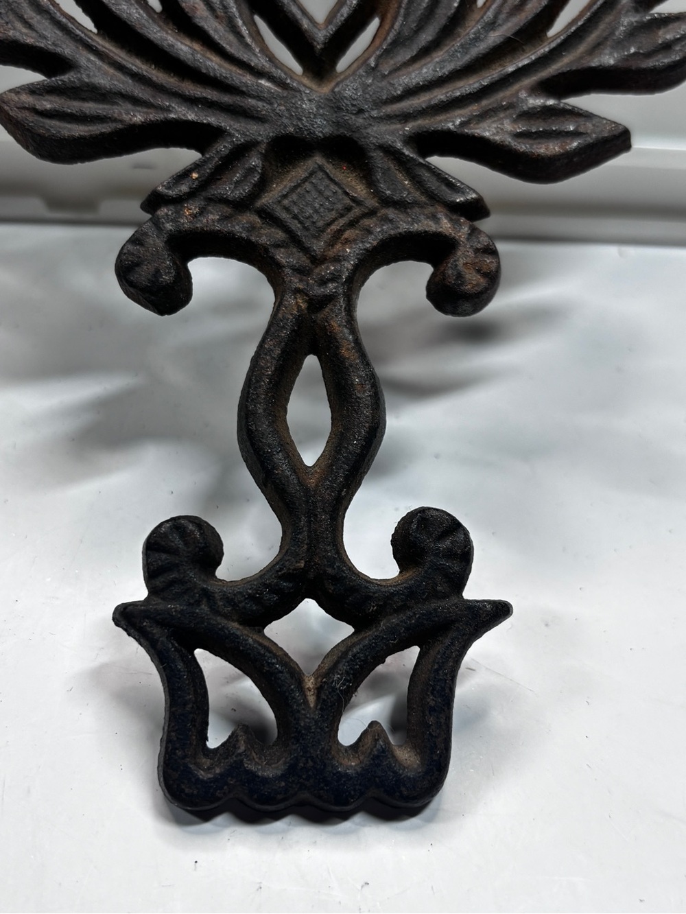 Vintage 1949 J.Z.H. Cast Iron Trivet Eagle & Heart Wreath Americana heart - Picture 3 of 10